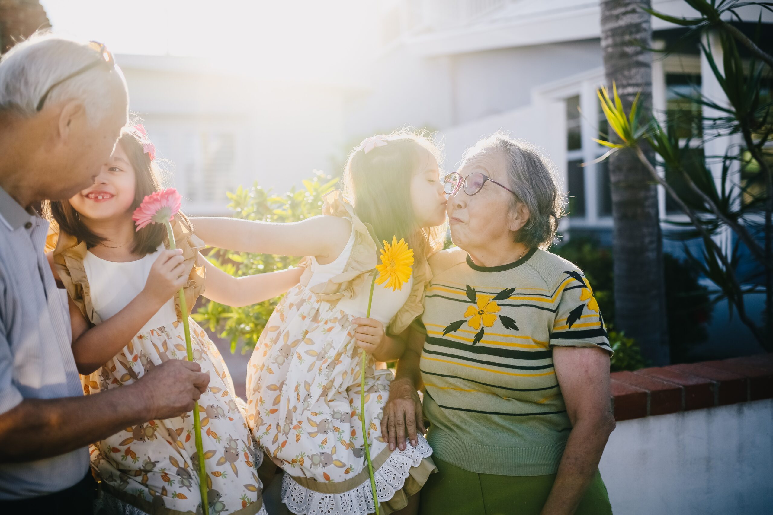 kids kissing elderly - topic of elder loneliness