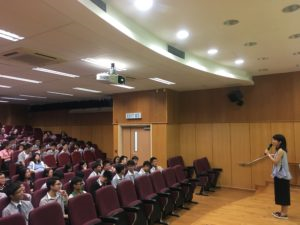 陈傲霜助理教授为一百五十名培侨书院学生发表有关促进南亚裔人士健康的演讲