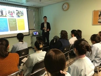 吴硕南研究助理教授在健康教育工作坊上向医护人员发表演讲