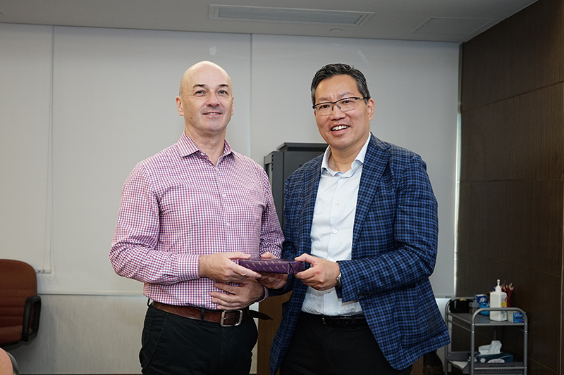 Prof. William Li of our School presenting souvenir to Prof. Michael Brown, who delivered a lunch seminar for our staff - inbound academic activities